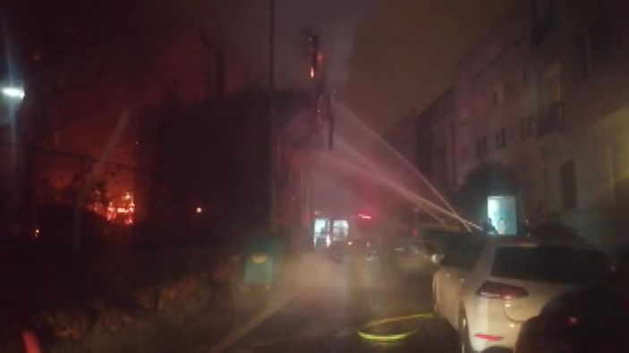 Beyoğlu'nda 3 katlı ahşap binada yangın