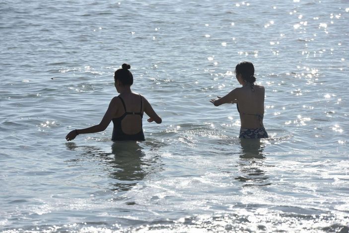 Antalya'da yılın ilk günü deniz keyfi