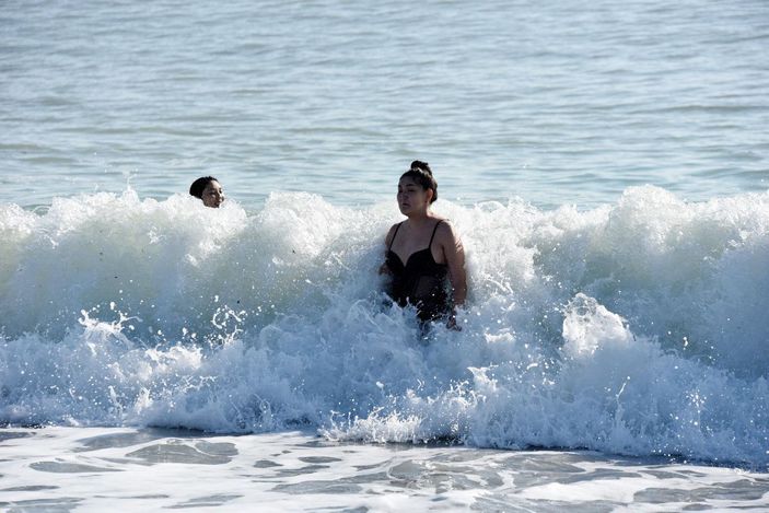 d Antalya'da yılın ilk günü deniz keyfi