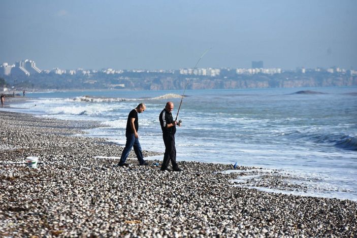 d Antalya'da yılın ilk günü deniz keyfi