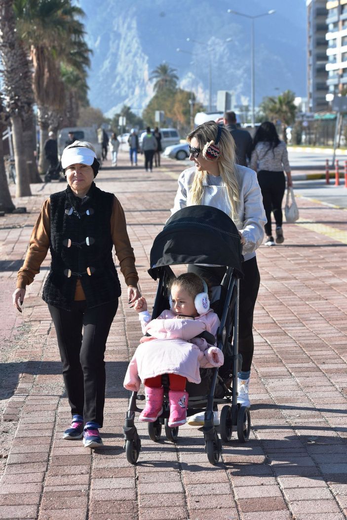 Antalya'da yılın ilk günü deniz keyfi