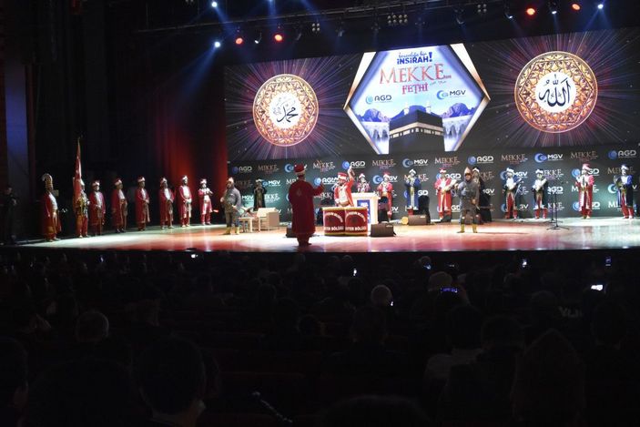 Konya'da iki farklı yılbaşı etkinliği: Bir yanda yeni yıl, diğer yanda Mekke'nin fethi kutlandı