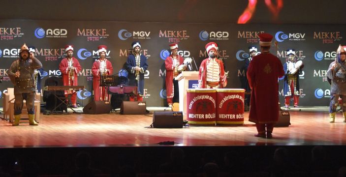 Konya'da iki farklı yılbaşı etkinliği: Bir yanda yeni yıl, diğer yanda Mekke'nin fethi kutlandı