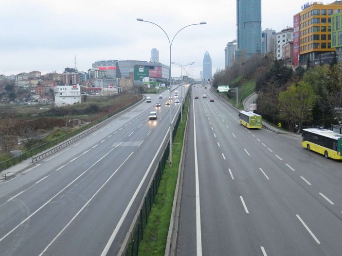 Yılın ilk günü İstanbul'da yollar boş kaldı -8