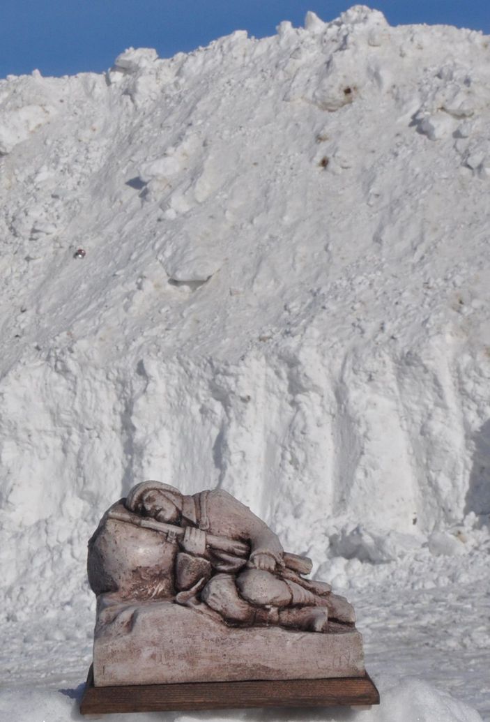 200 kamyon karla donarak şehit olan askerlerin heykelini yapacaklar -1