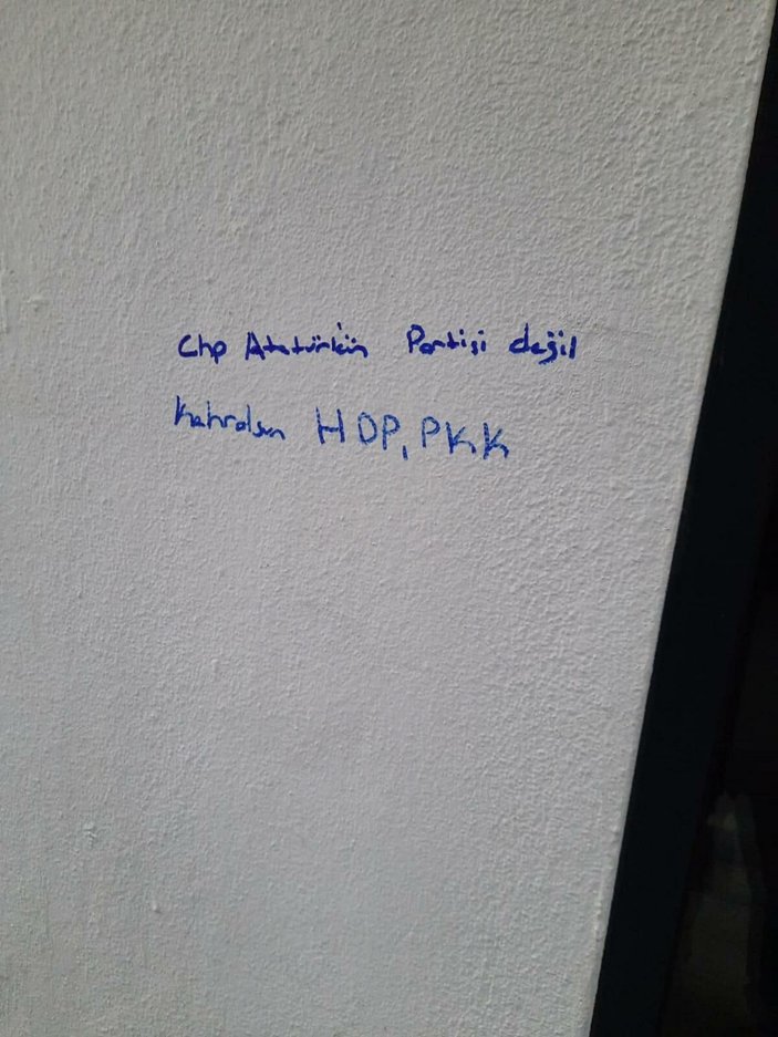 CHP İzmir il binasına 'gamalı haç' çizildi -2