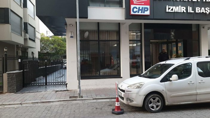 CHP İzmir il binasına 'gamalı haç' çizildi -4