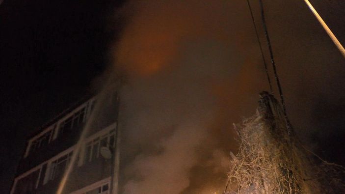 d Fatih'te metruk binada çıkan yangın 3 binaya sıçradı