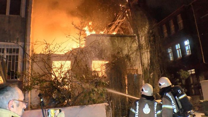 d Fatih'te metruk binada çıkan yangın 3 binaya sıçradı