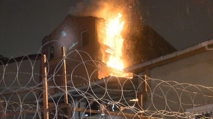 d Fatih'te metruk binada çıkan yangın 3 binaya sıçradı