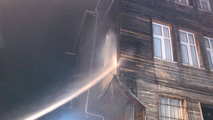 d Fatih'te metruk binada çıkan yangın 3 binaya sıçradı