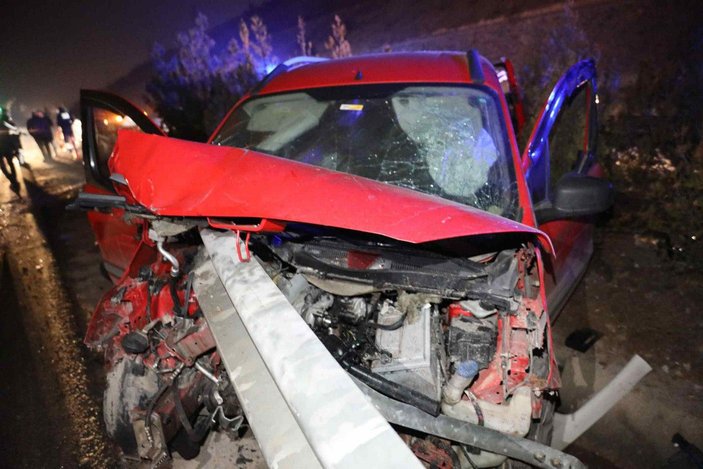 Gaziantep'te otomobil bariyerlere ok gibi saplandı: 1 ölü, 1 yaralı