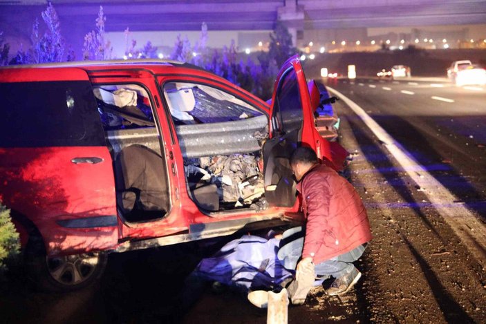 Gaziantep'te otomobil bariyerlere ok gibi saplandı: 1 ölü, 1 yaralı