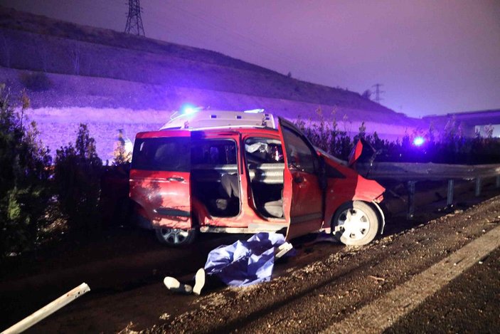 Gaziantep'te otomobil bariyerlere ok gibi saplandı: 1 ölü, 1 yaralı