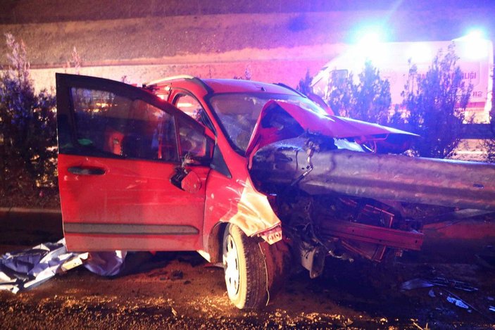 Gaziantep'te otomobil bariyerlere ok gibi saplandı: 1 ölü, 1 yaralı