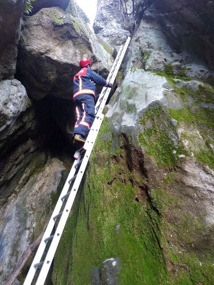 Kanyonda mahsur kalan keçiye ulaşıp, sırtına bağladı -3