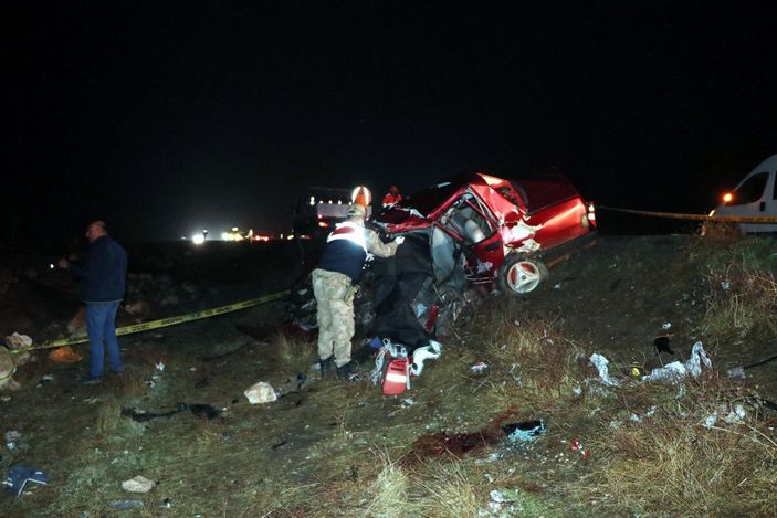 Şanlıurfa’da iki araç çarpıştı: 1 ölü 4 yaralı