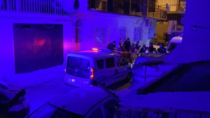 İzmir'de otomobil içinde ceset bulundu