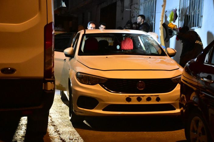 İzmir'de otomobil içinde ceset bulundu