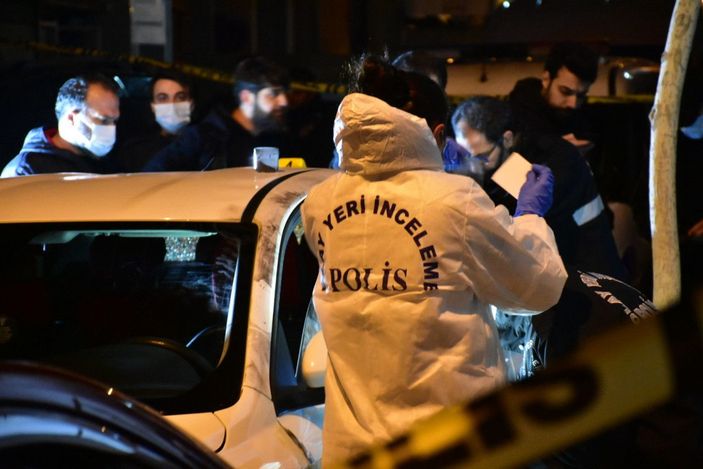 İzmir'de otomobil içinde ceset bulundu