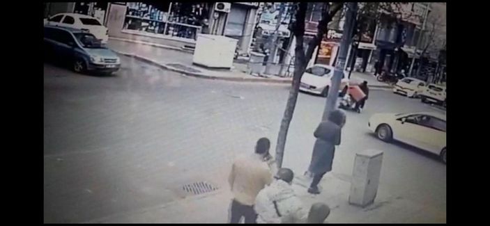 Ehliyetsiz motosikletli kuryenin çarptığı yaya ağır yaralandı  -2