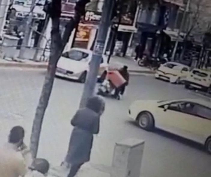 Ehliyetsiz motosikletli kuryenin çarptığı yaya ağır yaralandı  -3