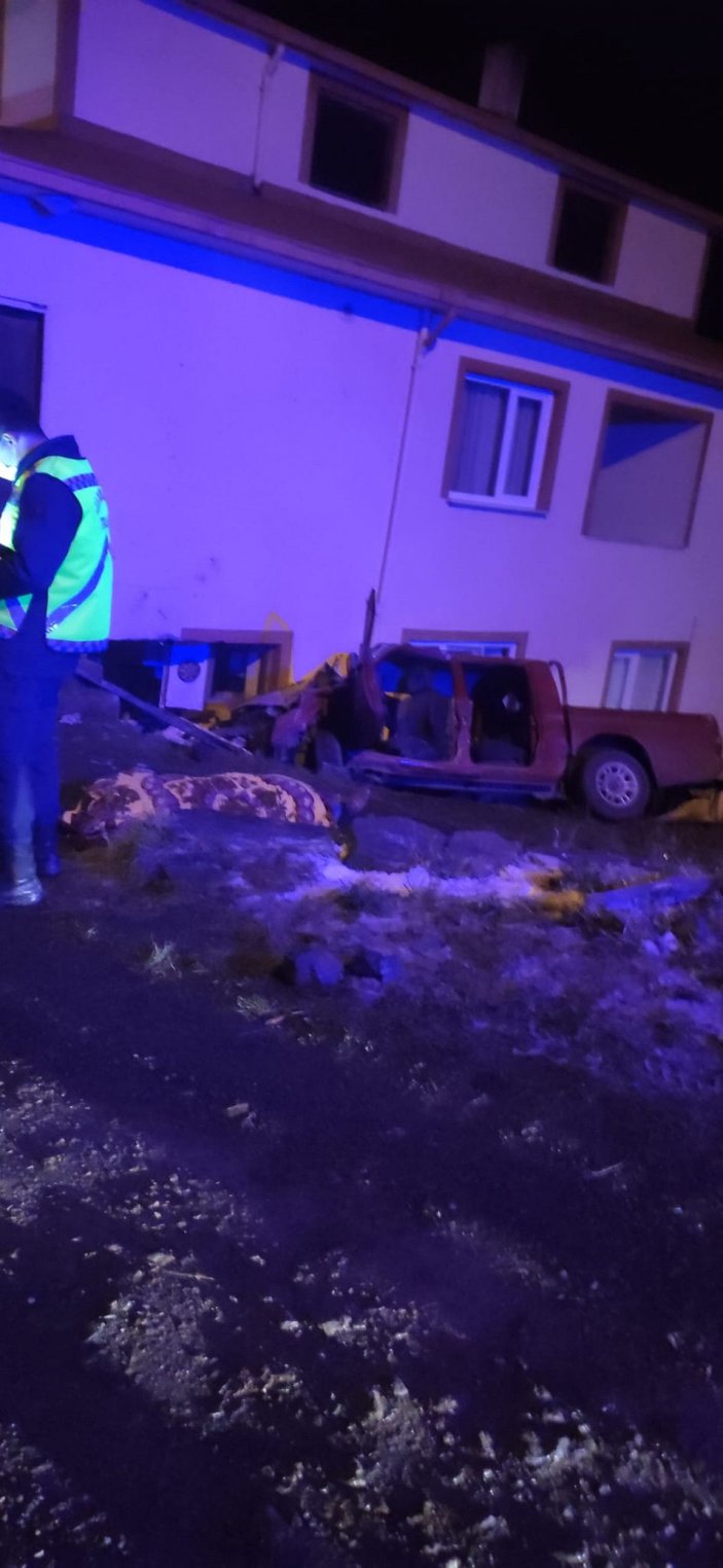 Trabzon'da kamyonet evin duvarına çarptı: 2 ölü 2 yaralı