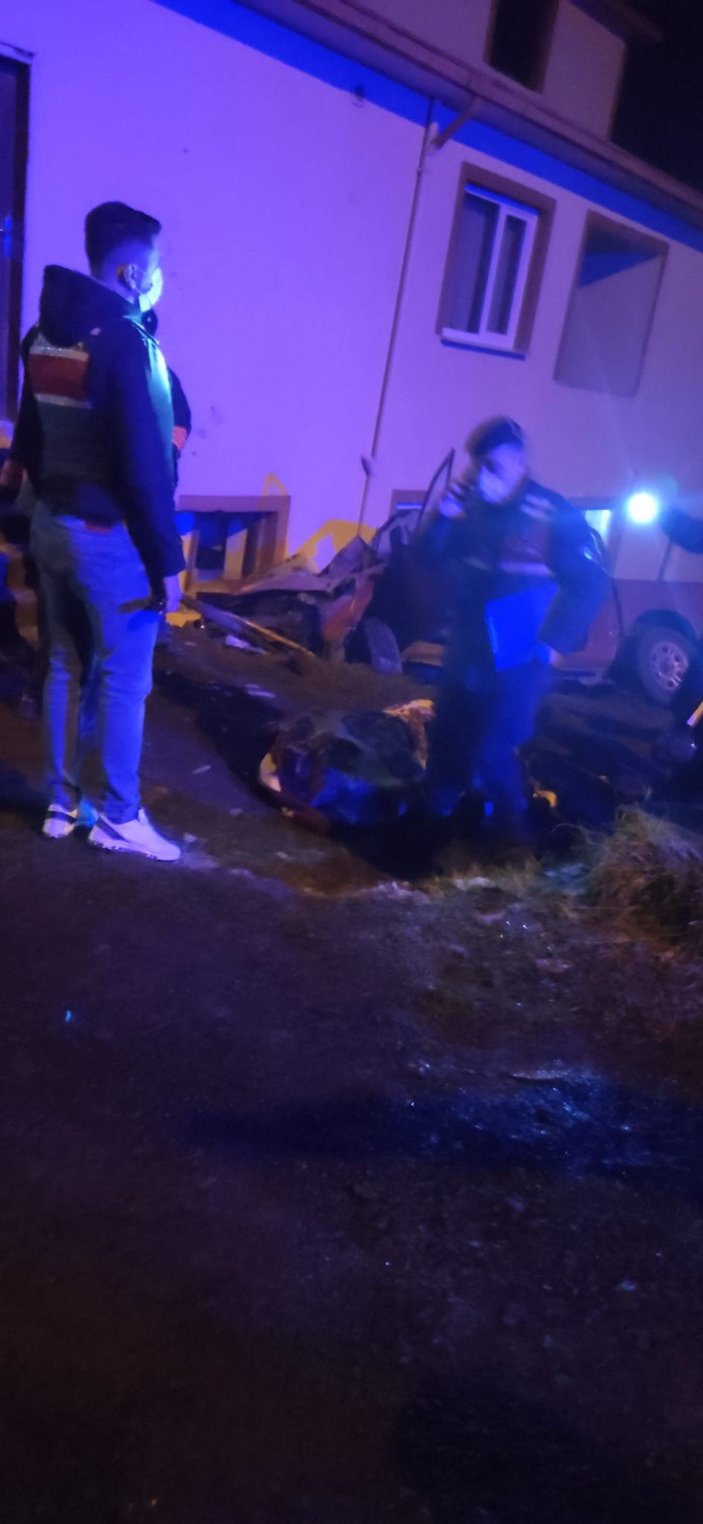 Trabzon'da kamyonet evin duvarına çarptı: 2 ölü 2 yaralı