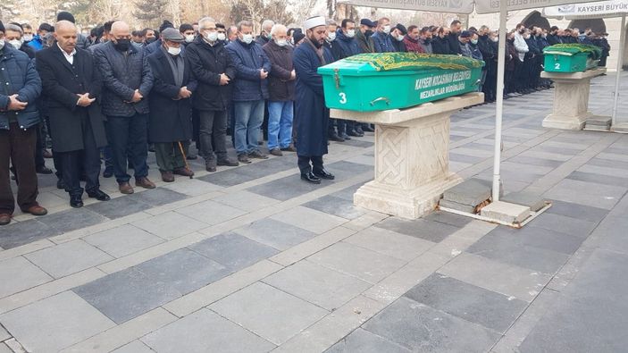 'Miras' tartışmasında öldürülen dayı ve 2 yeğeni toprağa verildi -3