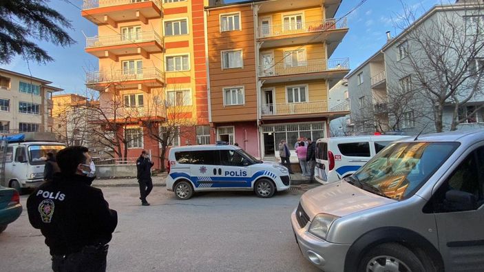 Tartıştığı eşini sırtından 2 kez bıçakladı -4