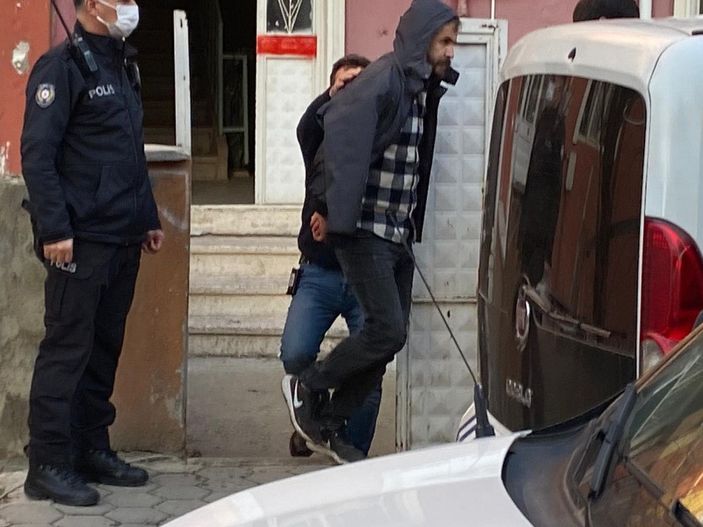 Tartıştığı eşini sırtından 2 kez bıçakladı -1