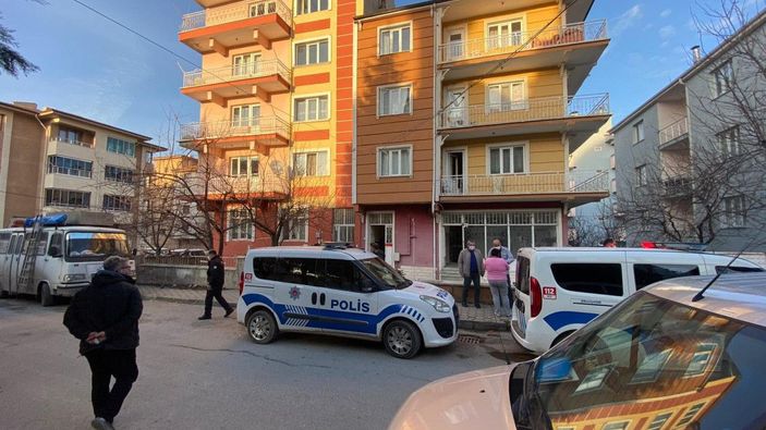 Tartıştığı eşini sırtından 2 kez bıçakladı -2