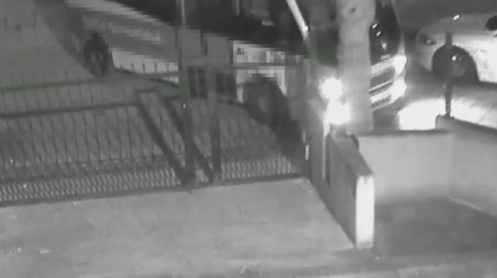 Bakırköy'de otomobilin 4 bin liralık amblemlerini çalan şoför kamerada -2