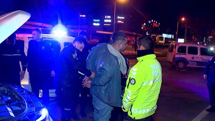 Fatih'te 'dur' ihtarına uymayan alkollü sürücü, polislerin üzerine sürdü: 4 gözaltı