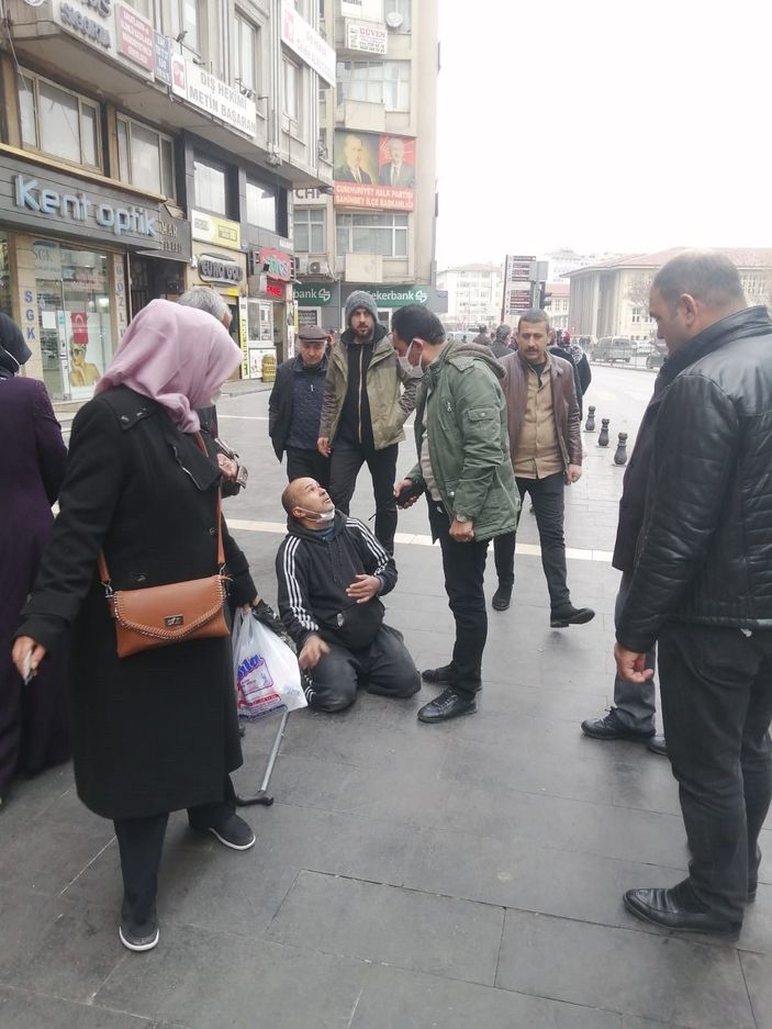 Engelli gibi davranan dilenci, zabıtayı görünce ayağa kalktı -4