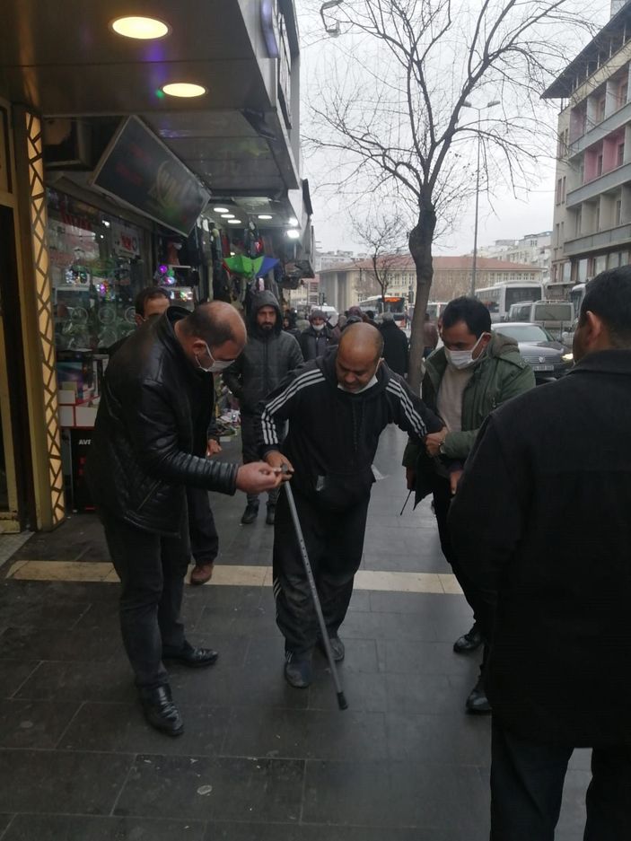 Engelli gibi davranan dilenci, zabıtayı görünce ayağa kalktı -2