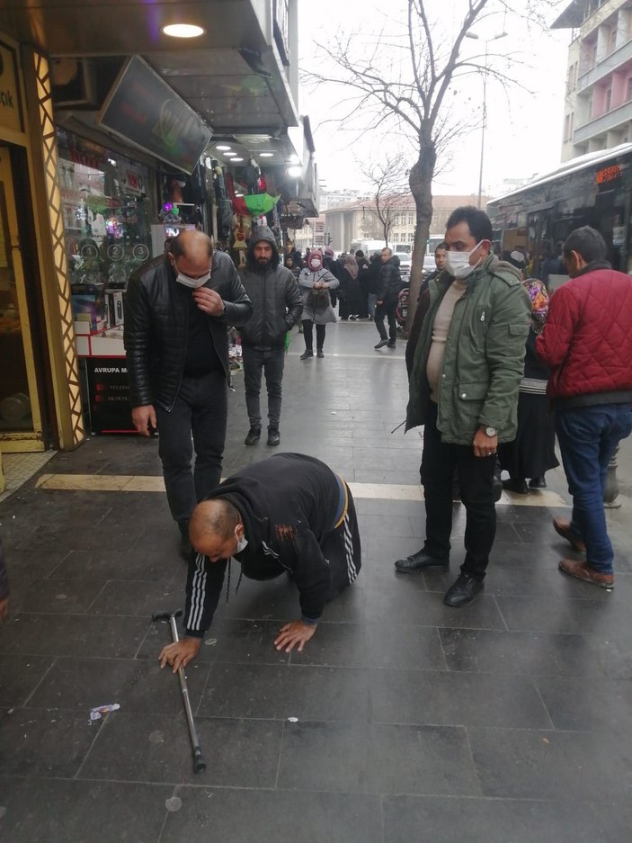 Engelli gibi davranan dilenci, zabıtayı görünce ayağa kalktı -1