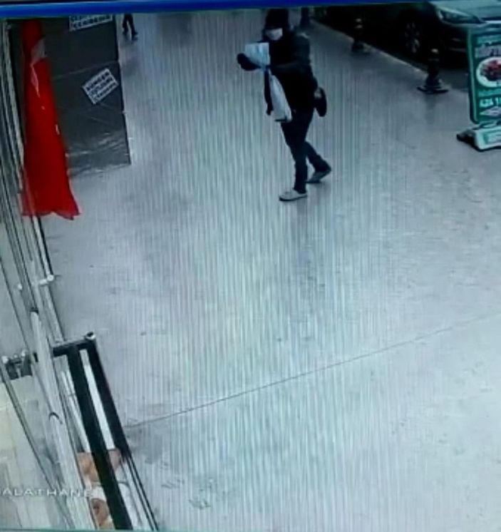 d Türk bayrağını indirmeye çalışan kadın tedaviye alınacak -6