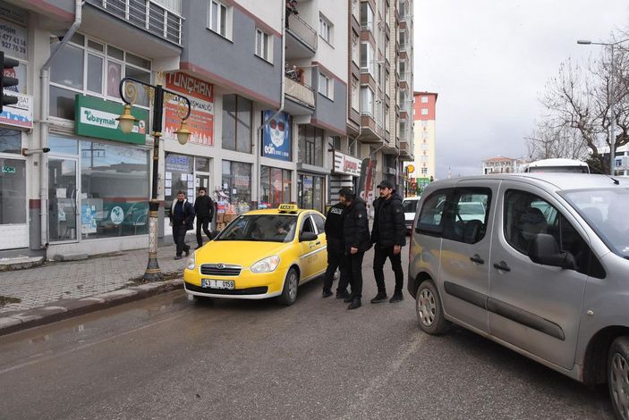 Taksi ile polisten kaçan 2 şüphelinin yakalanma anı kamerada -4