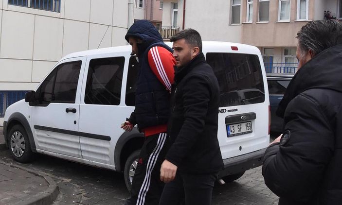 Taksi ile polisten kaçan 2 şüphelinin yakalanma anı kamerada -6