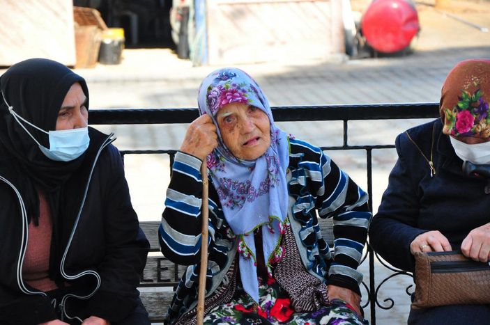 d Yangında ölen engellinin cenazesine kendisini sırtında taşıyan ambulans şoförü de katıldı -4