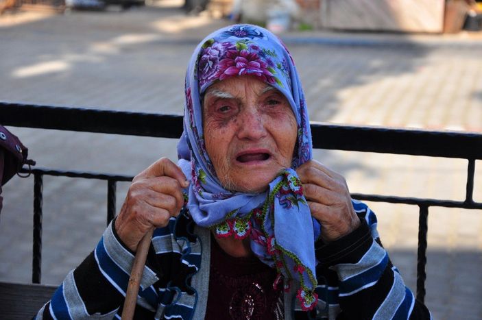 d Yangında ölen engellinin cenazesine kendisini sırtında taşıyan ambulans şoförü de katıldı -3