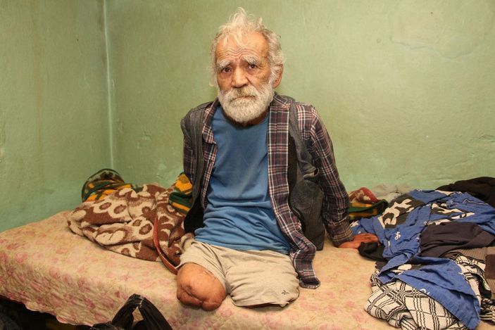 d Yangında ölen engellinin cenazesine kendisini sırtında taşıyan ambulans şoförü de katıldı -1