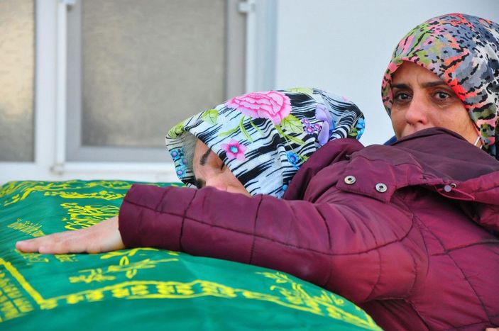 Yangında ölen engellinin cenazesine kendisini sırtında taşıyan ambulans şoförü de katıldı -5