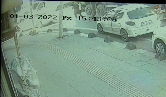 Bahçelievler'de beton mikserinin kadını ezdiği feci kaza kamerada -1