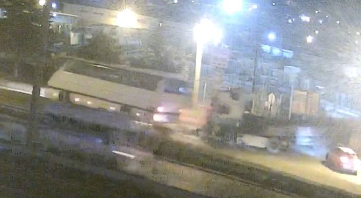 Camından fırladığı TIR’ın altında kaldı; kaza kamerada -2