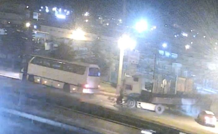 Camından fırladığı TIR’ın altında kaldı; kaza kamerada -1