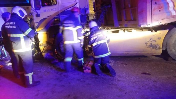 d Camından fırladığı TIR’ın altında kaldı; kaza kamerada -5