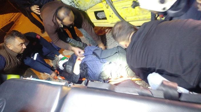 Camından fırladığı TIR’ın altında kaldı; kaza kamerada -4