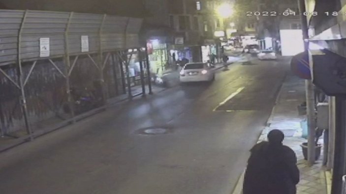 Fatih'te motosikletlere çarpan otomobil kasaba girdi: 4 yaralı -2